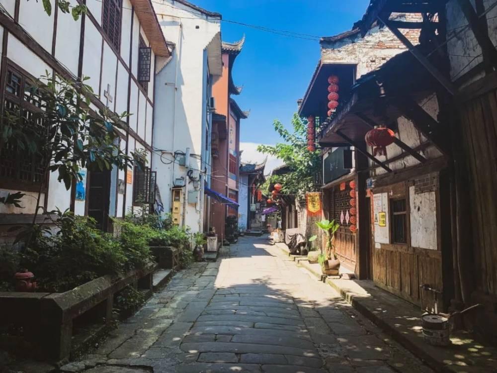 爆料：请女巫的男星，朱一龙，普女小花 | 最新八卦汇总